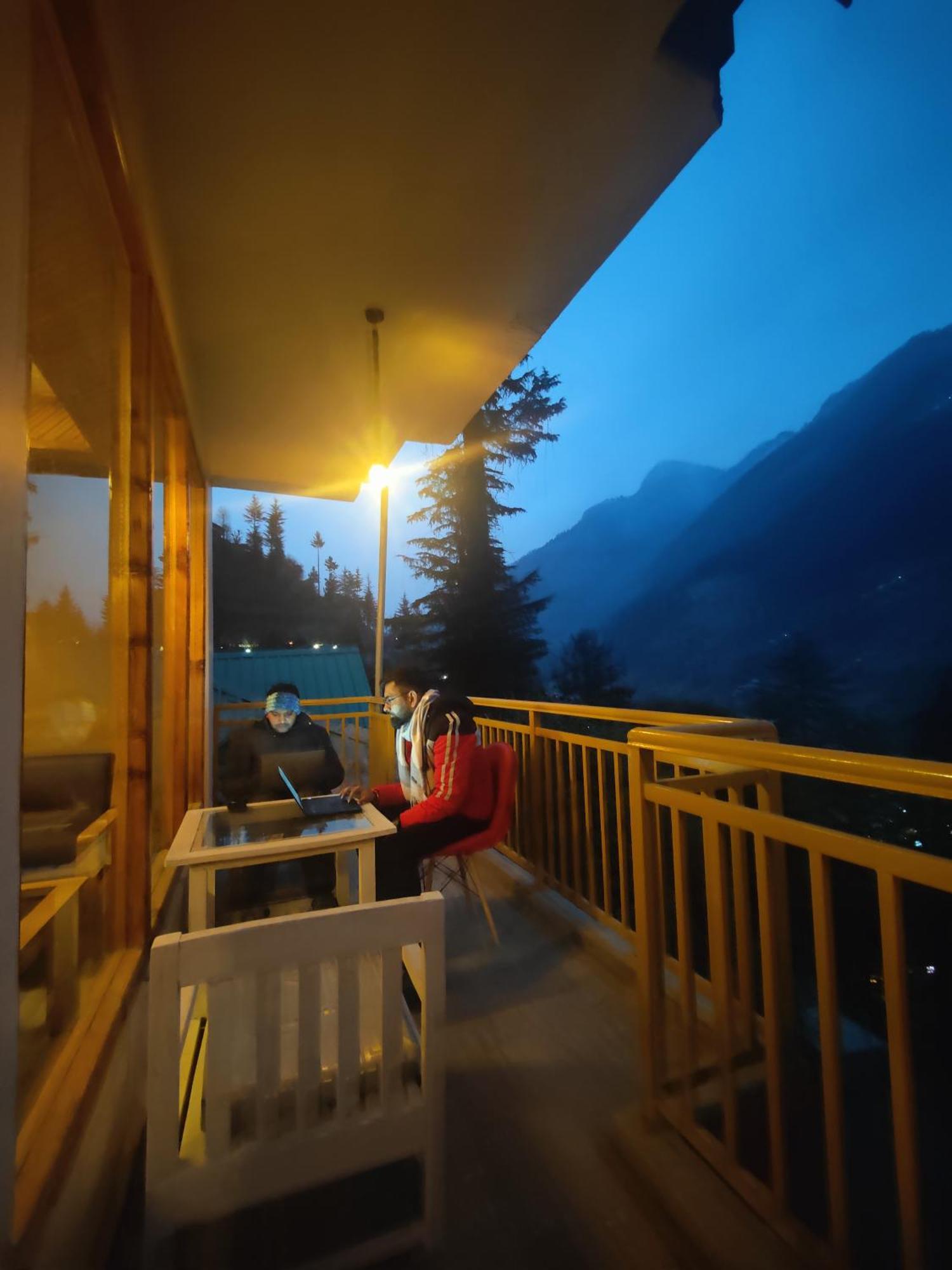 The Woodpecker Inn & Cafe, Jibhi Dış mekan fotoğraf